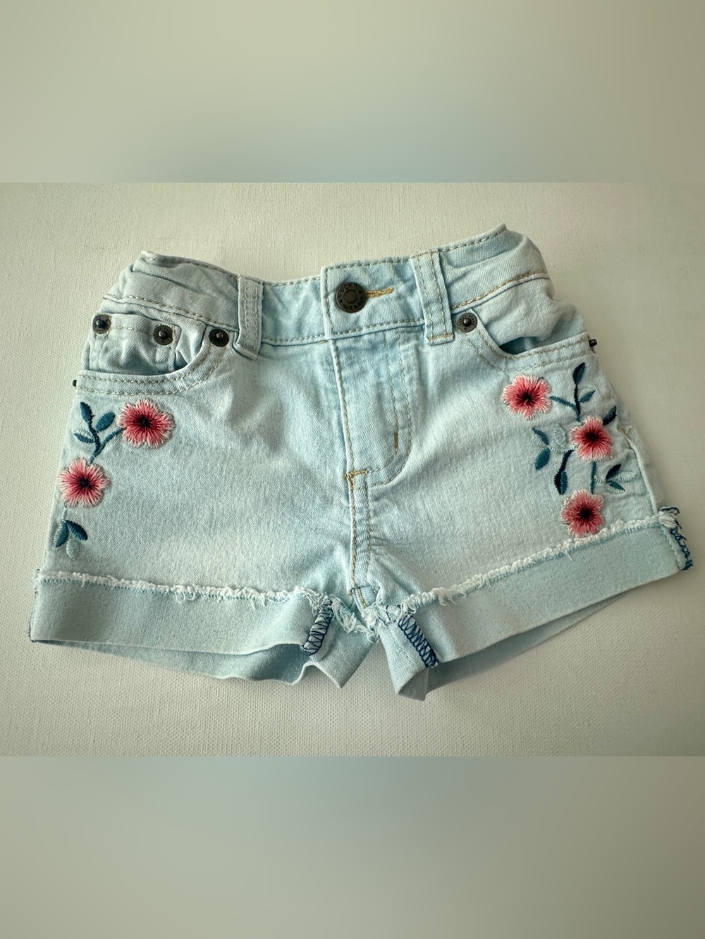 Lucky Brand girl’s riley Short light wash denim Embroidered floral. Size 4